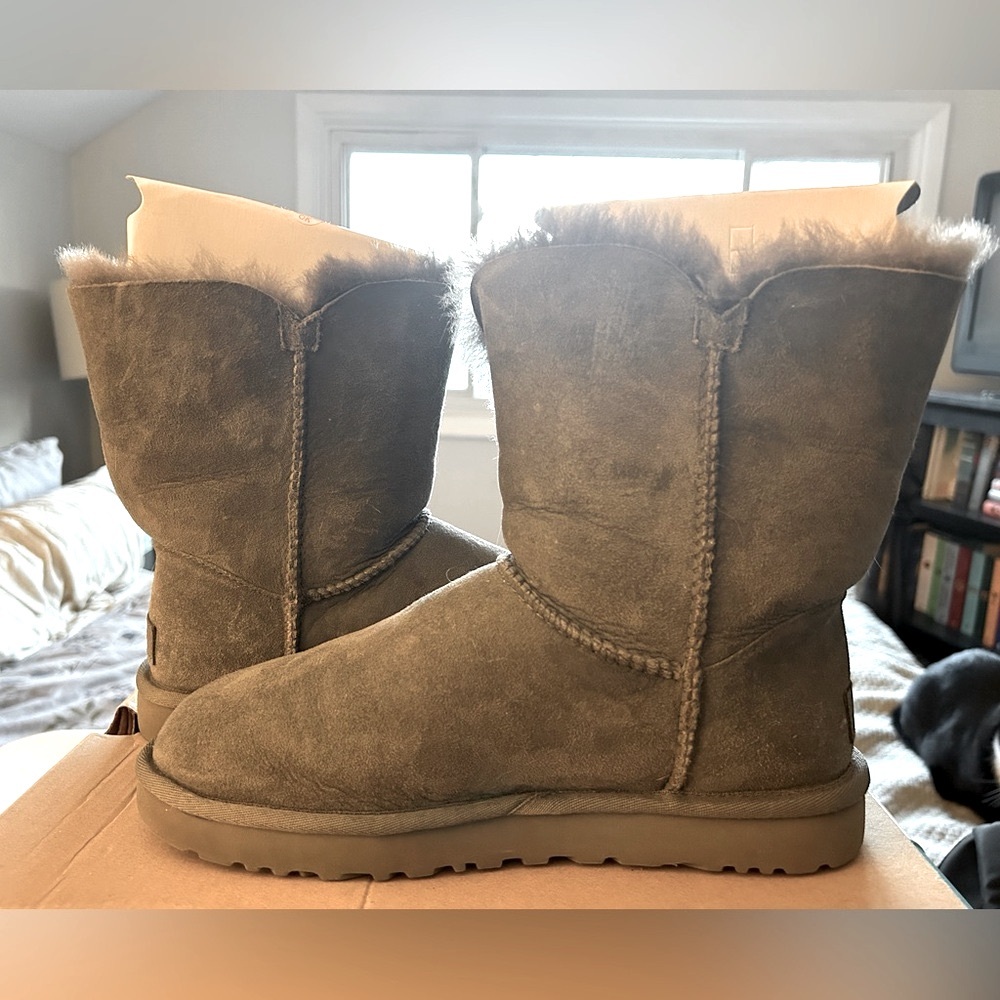 Ugg Bailey Button II, Gray size 8 - Picture 3 of 8